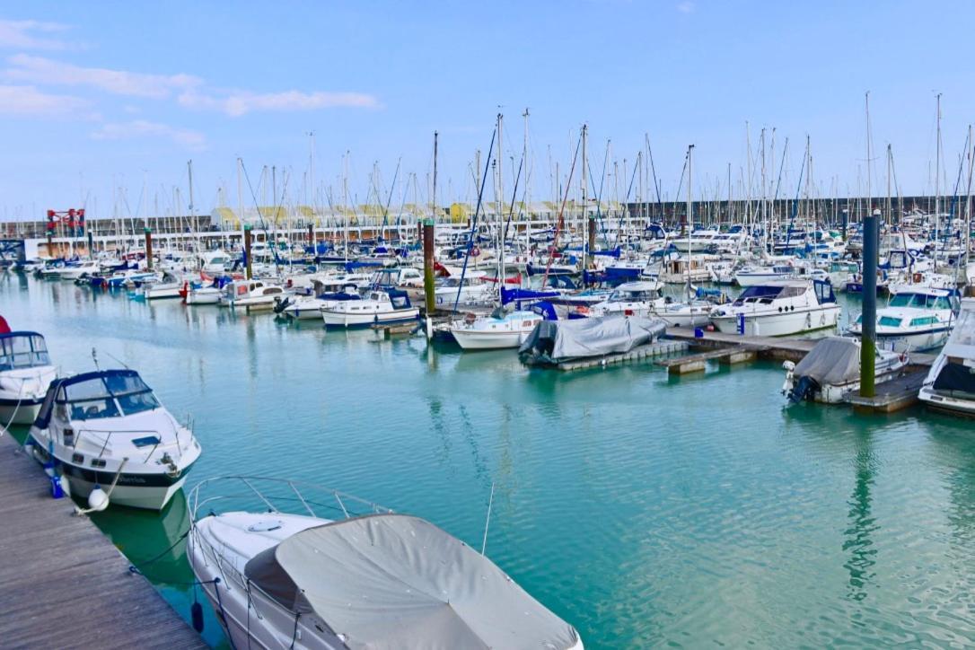 브라이턴 Marina Living With Parking, Balcony, Quiet And Secure 아파트 외부 사진